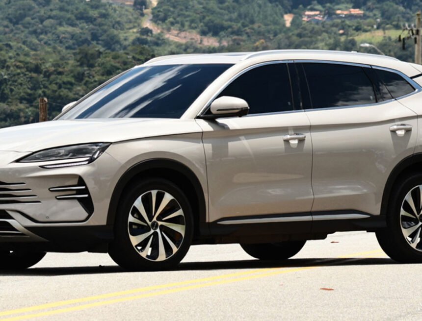 BYD atualiza Song Plus, lança Atto 8 e avança na corrida por baterias mais rápidas