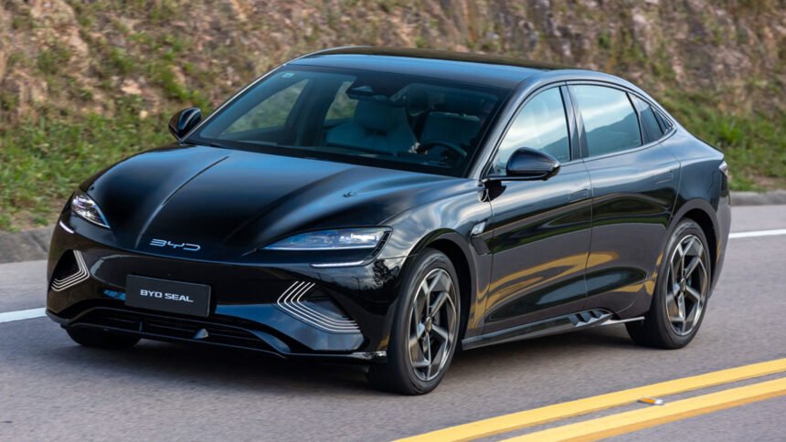 Carros seminovos elétricos e híbridos têm desvalorização de até 21%, revela pesquisa