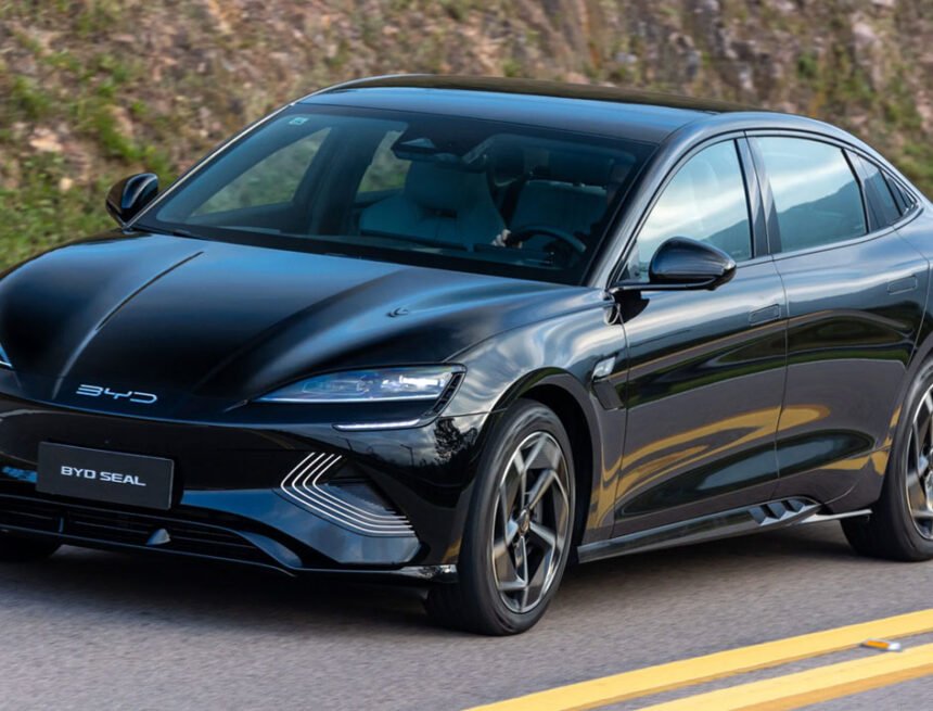 Carros seminovos elétricos e híbridos têm desvalorização de até 21%, revela pesquisa