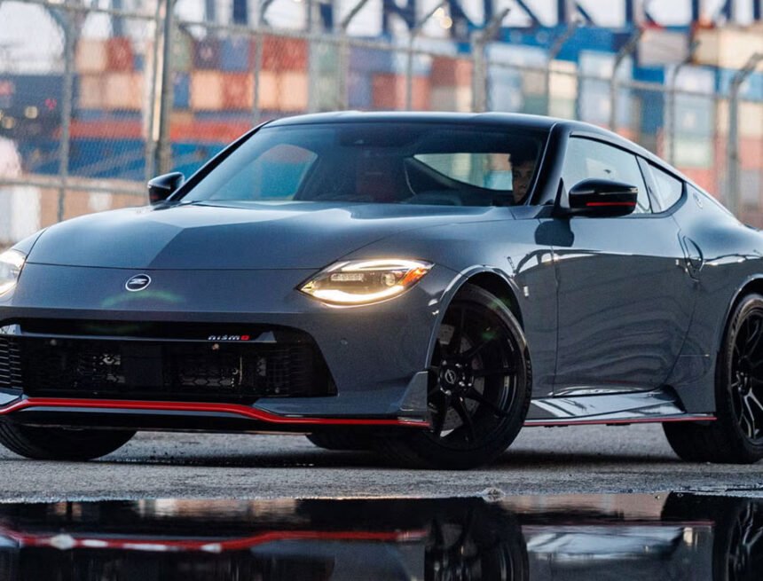 Novo Nissan Z NISMO 2027 resgata o câmbio manual e reforça a proposta esportiva