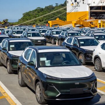 Geely começa a estocar EX5 híbrido no país e prepara ofensiva