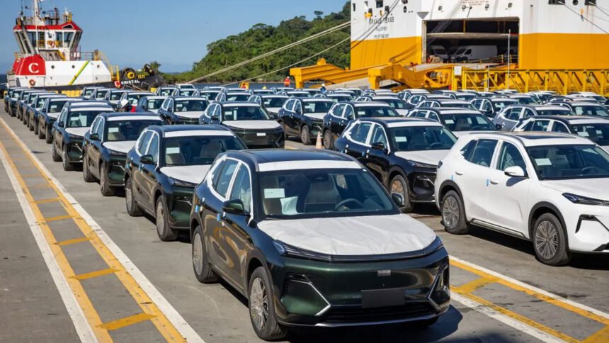 Geely começa a estocar EX5 híbrido no país e prepara ofensiva