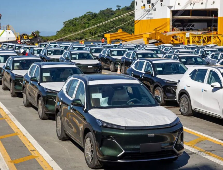 Geely começa a estocar EX5 híbrido no país e prepara ofensiva