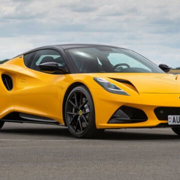 Lotus desembarca no Brasil com carros de até 900 cv e mira rivalidade direta com a Porsche
