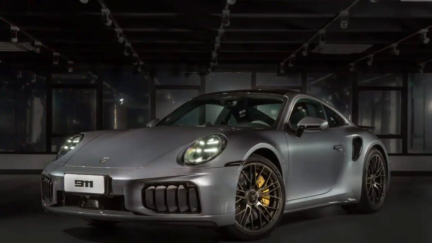 Novo 911 Turbo S chega ao Brasil com sistema híbrido e 711 cv