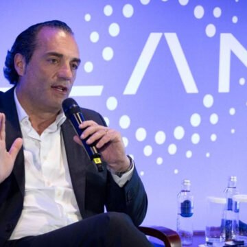 CEO da Stellantis reage ao avanço chinês e cobra resposta do governo