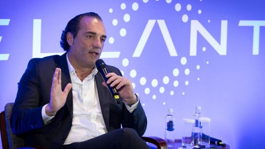 CEO da Stellantis reage ao avanço chinês e cobra resposta do governo