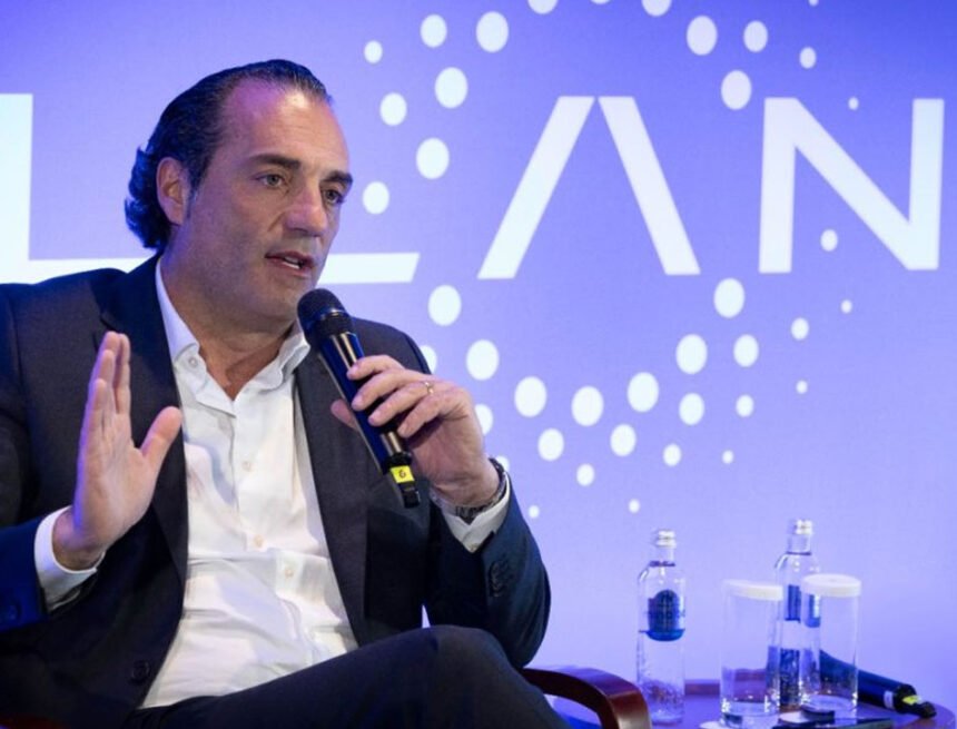 CEO da Stellantis reage ao avanço chinês e cobra resposta do governo