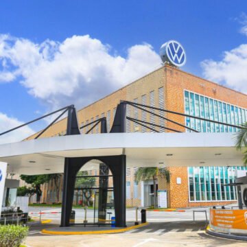 Volkswagen para produção em abril para preparar fábrica para híbridos