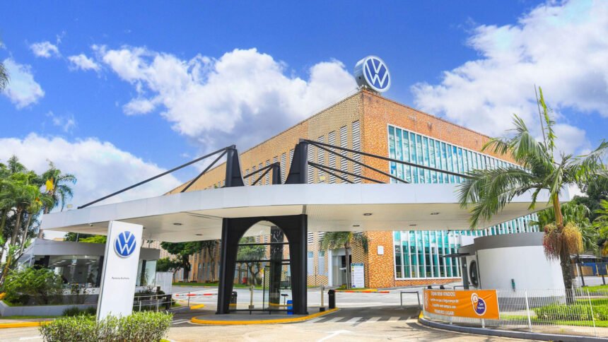 Volkswagen para produção em abril para preparar fábrica para híbridos