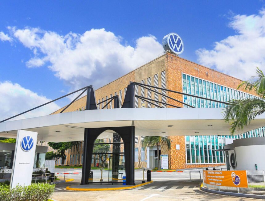 Volkswagen para produção em abril para preparar fábrica para híbridos
