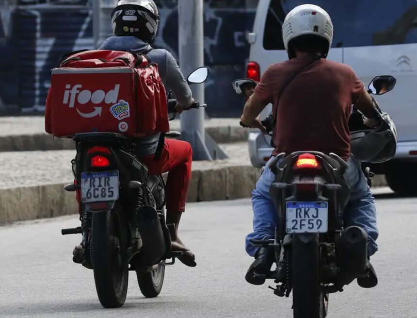 Explosão da frota leva Congresso a discutir corredores exclusivos para motos no país